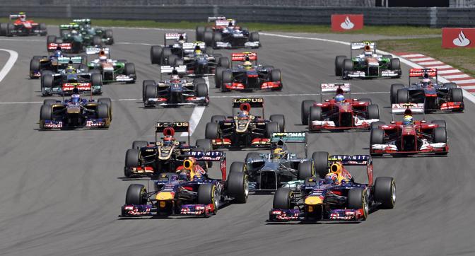 Nrburgring: Sebastian Vettel davanti a Mark Webber alla partenza del GP. Ap